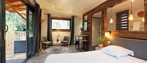 Deluxe Chalet, 1 Double Bed, Kitchenette, Garden Area | Individually decorated, blackout drapes, soundproofing