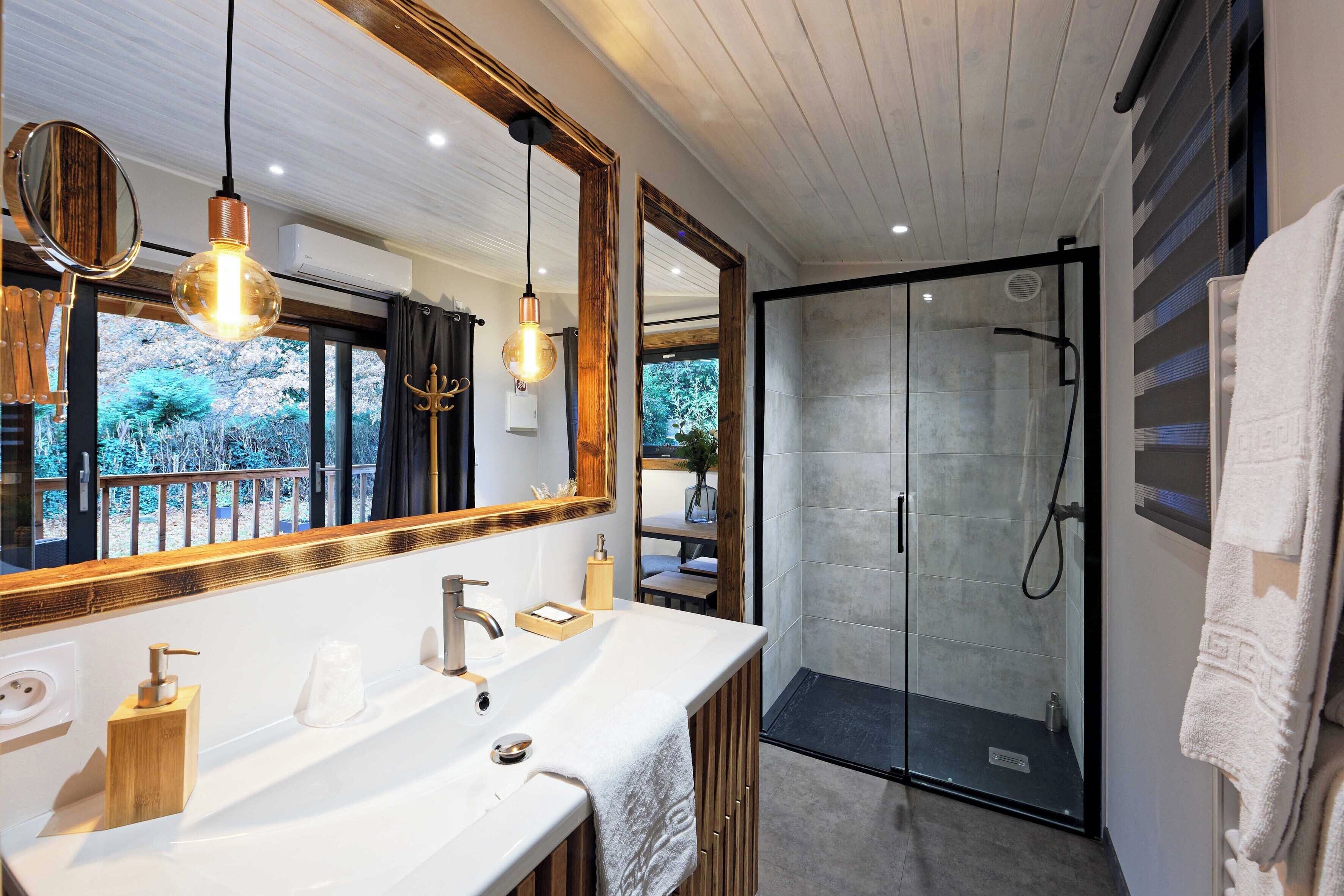 Chalé luxo, 1 cama de casal, cozinha americana, no jardim | Banheiro | Secador de cabelo, toalhas de banho, papel higiênico 