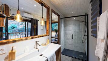 Chalet Deluxe, 1 letto matrimoniale, angolo cottura, lato giardino | Bagno | Asciugacapelli, asciugamani, carta igienica