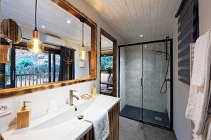 Deluxe Chalet, 1 Double Bed, Kitchenette, Garden Area | Bathroom
