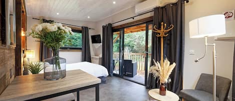 Chalet Deluxe, 1 lit double, coin cuisine, cÎté jardin | Coin séjour