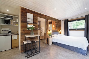 Deluxe Chalet, 1 Double Bed, Kitchenette, Garden Area | Living area