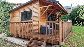 Stuga Deluxe - 1 dubbelsäng - pentry - trädgård | 2 sovrum, individuell inredning, mörkläggningsgardiner och ljudisolering
