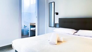 ベーシック スタジオ | 高級寝具、低反発ベッド、デスク、WiFi (無料)