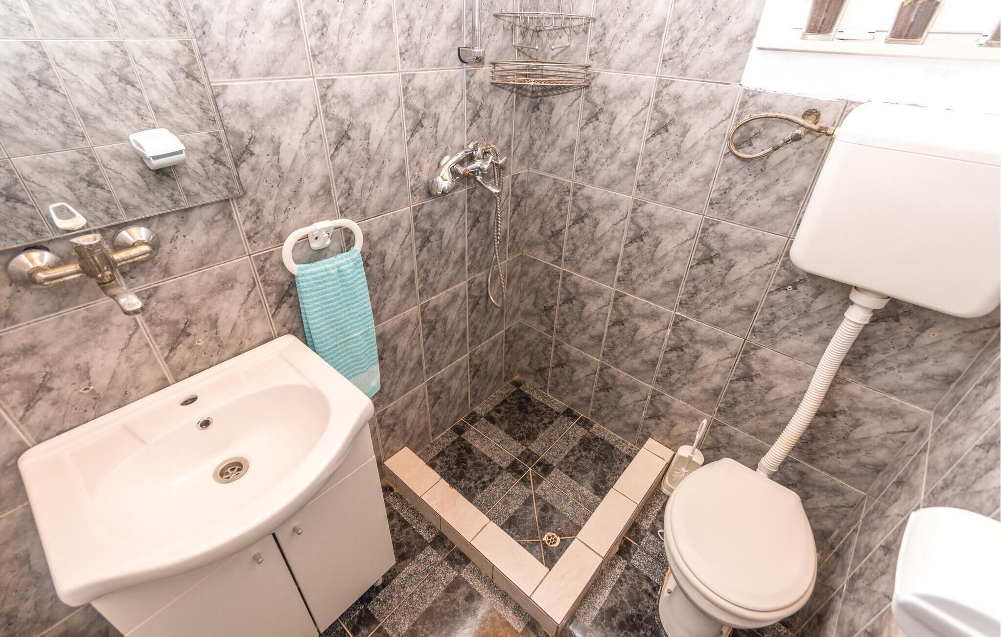 Ein Badezimmer mit Waschbecken, Toilette und Dusche.
