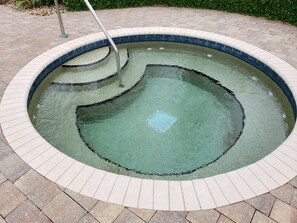 Een buitenzwembad en een verwarmd zwembad