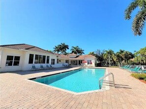 Una piscina al aire libre, una piscina climatizada