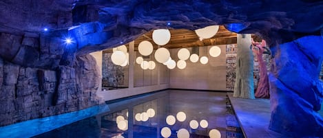 Piscine couverte, chaises longues