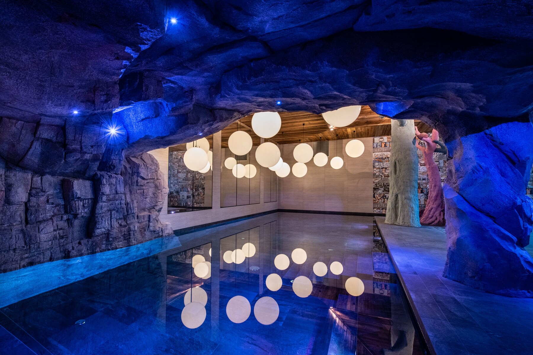 Indoor pool, pool loungers