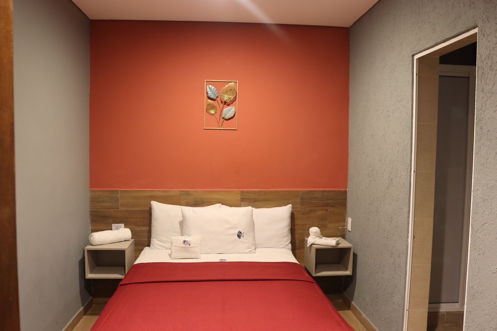 خزنة داخل الغرفة وستائر تعتيم ومكواة/لوح كي وواي فاي مجانًا