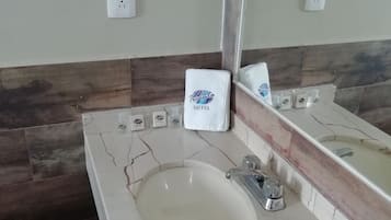 Shower, rainfall showerhead, free toiletries, towels