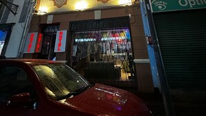 Hotel com fachada tradicional, várias janelas e uma bandeira.