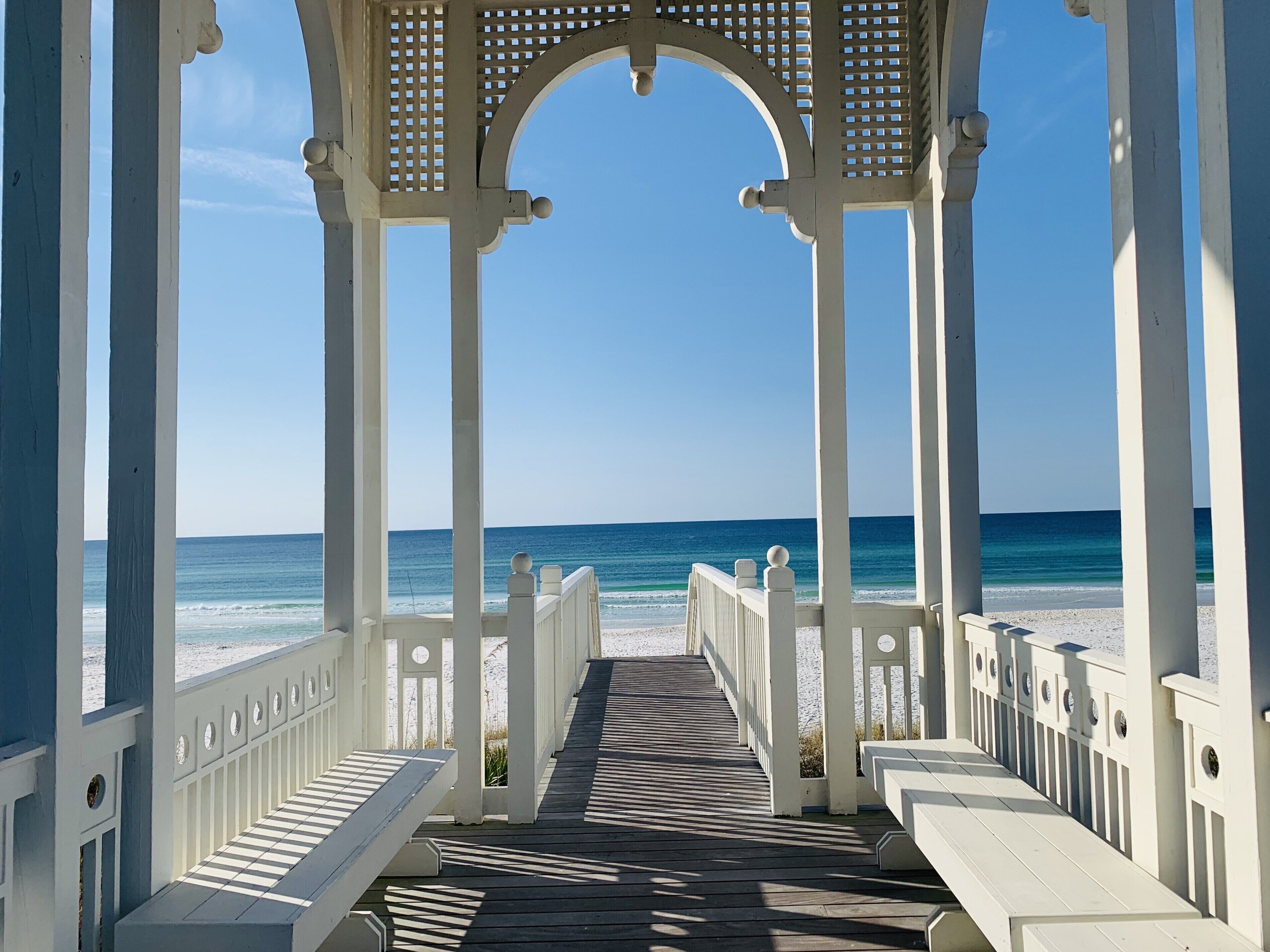 Playa en los alrededores, camastros y toallas de playa 
