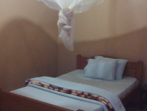 Habitación individual estándar, 1 cama individual | Escritorio, cortinas blackout, wifi gratis y ropa de cama 