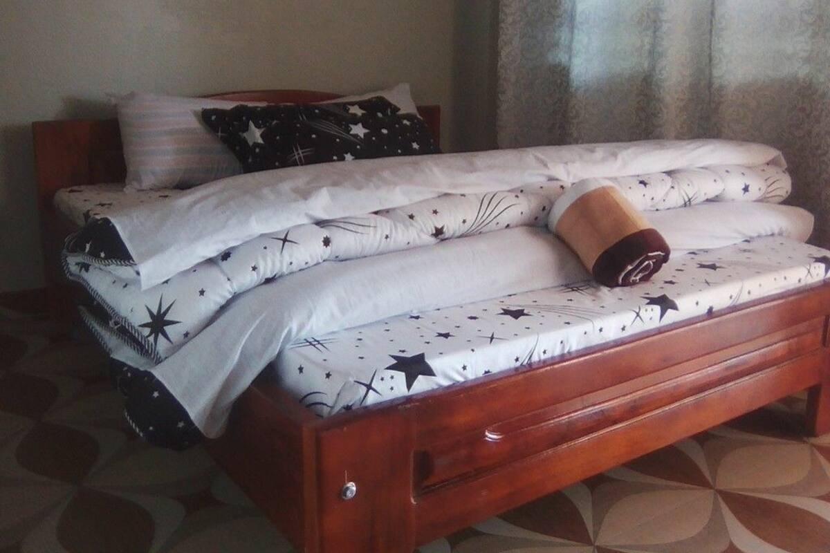 Escritorio, cortinas blackout, wifi gratis y ropa de cama