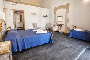 Triple Room (Papavero) | Desk, soundproofing, free WiFi, bed sheets