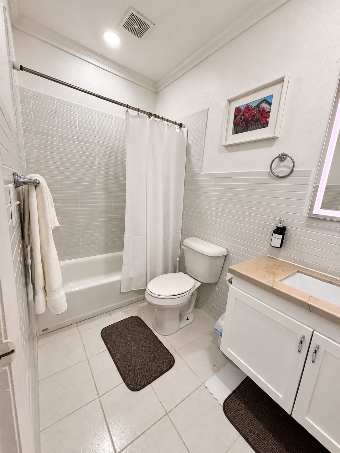 Ein Badezimmer mit Badewanne, Toilette und Waschbecken.