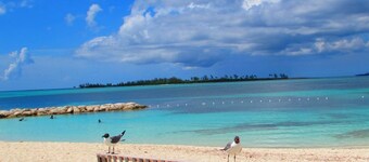 Tre'Tel Home Away #2, Centrally located, 5-minute Walk To The Beach 1600 sq. ft.