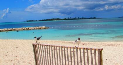 Tre'Tel Home Away #2, Centrally located, 5-minute Walk To The Beach 1600 sq. ft.