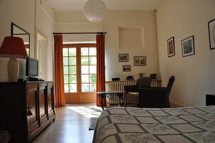 Decoración personalizada, muebles diferentes, escritorio y wifi gratis 