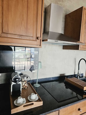 Suite - 1 kingsize-seng - havudsigt (3) | Privat køkken | Espressomaskine, køleskab, mikrobølgeovn, kogeplade