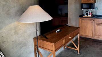 Suite, 1 King-Bett, Meerblick (4) | Hochwertige Bettwaren, Betten mit Memory-Foam-Matratzen, Schreibtisch