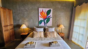 Phòng Suite, 1 giường cỡ king, quang cảnh biển (2) | Bộ đồ giường cao cấp, nệm cao su hoạt tính (memory foam), bàn