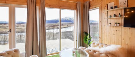Luxury Cottage, River View (135259) | Premium bedding, free WiFi, bed sheets