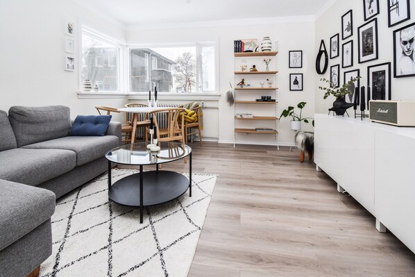 Apartment, 1 Bedroom (172391) | Living room