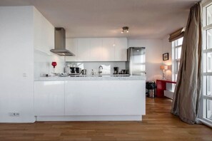 Apartamento, 2 quartos, sacada, vista para o oceano (83053) | Cozinha privada | Geladeira grande, fogão, cooktop, cafeteira/chaleira