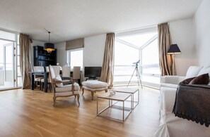 Apartment, 2 Schlafzimmer, Balkon, Meerblick (83053) | Wohnzimmer | Fernseher