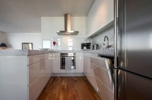 Apartment, 2 Schlafzimmer, Balkon, Meerblick (83053) | Eigene Küche | Großer Kühlschrank, Ofen, Herdplatte