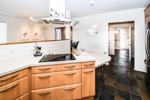 Family House, 3 Bedrooms (175022) | Private kitchen | Full-size fridge, oven, stovetop, dishwasher - House H49 (Garðabær)