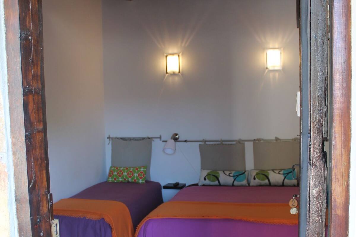 Driepersoonskamer | Geluiddichte muren, babybedden, gratis wifi, beddengoed