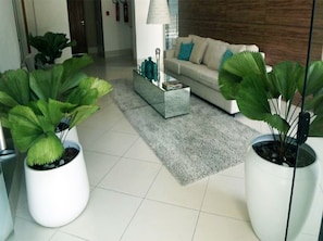 Quarto básico, várias camas, vista para a cidade | Sala de estar | TV de tela plana