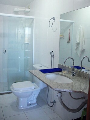Habitación básica, varias camas, vista a la ciudad | Baño | Regadera y toallas 