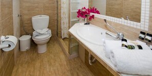 Kamar Double, pemandangan kebun | Kamar mandi | Shower, perlengkapan mandi gratis, pengering rambut, dan sandal