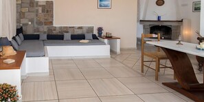 Superior-Vierbettzimmer, 2 Schlafzimmer, Poolblick | Wohnbereich | Flachbildfernseher