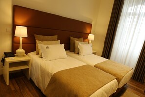 标准双人房或双床房 | 客房内保险箱、笔记本电脑工作区、遮光窗帘、隔音