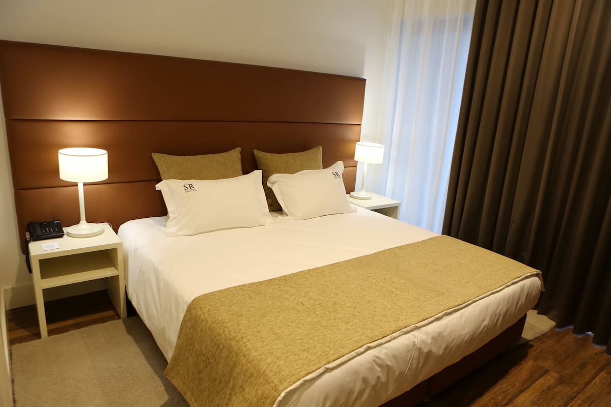Double or Twin Room, Kitchenette, Balcony | 1 sovrum, vÀrdeförvaringsskÄp pÄ rummet och arbetsyta för laptop