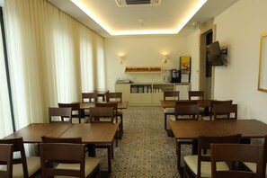 Café da manhã com buffet grátis todos os dias