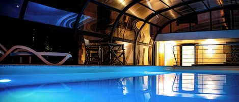 Inomhuspool med öppettider 09.00 till 20.00, och solstolar