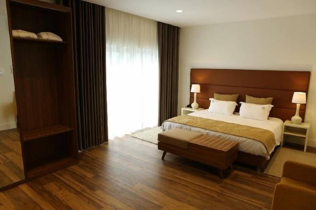 In-room safe, laptop workspace, blackout curtains, soundproofing