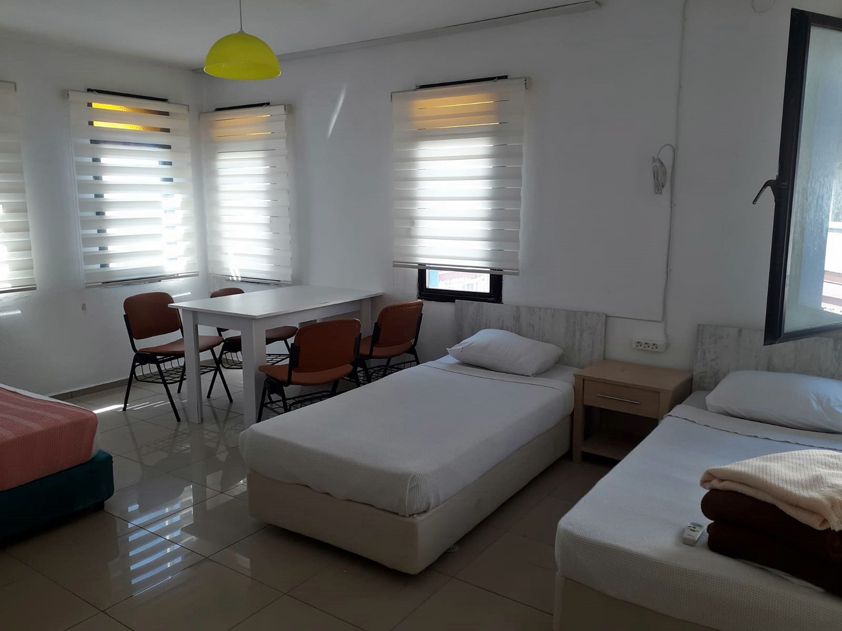 Una habitación de hotel moderna con cama, escritorio y sillas.