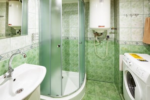 Appartement, 1 chambre | Salle de bain | Articles de toilette gratuits, sĂšche-cheveux, serviettes fournies, savon