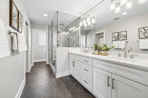 Combined shower/tub, hair dryer, towels