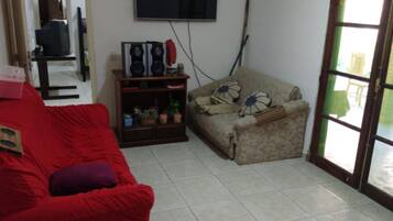 Casa básica, várias camas, vista para a cidade | Sala de estar | TV de tela plana