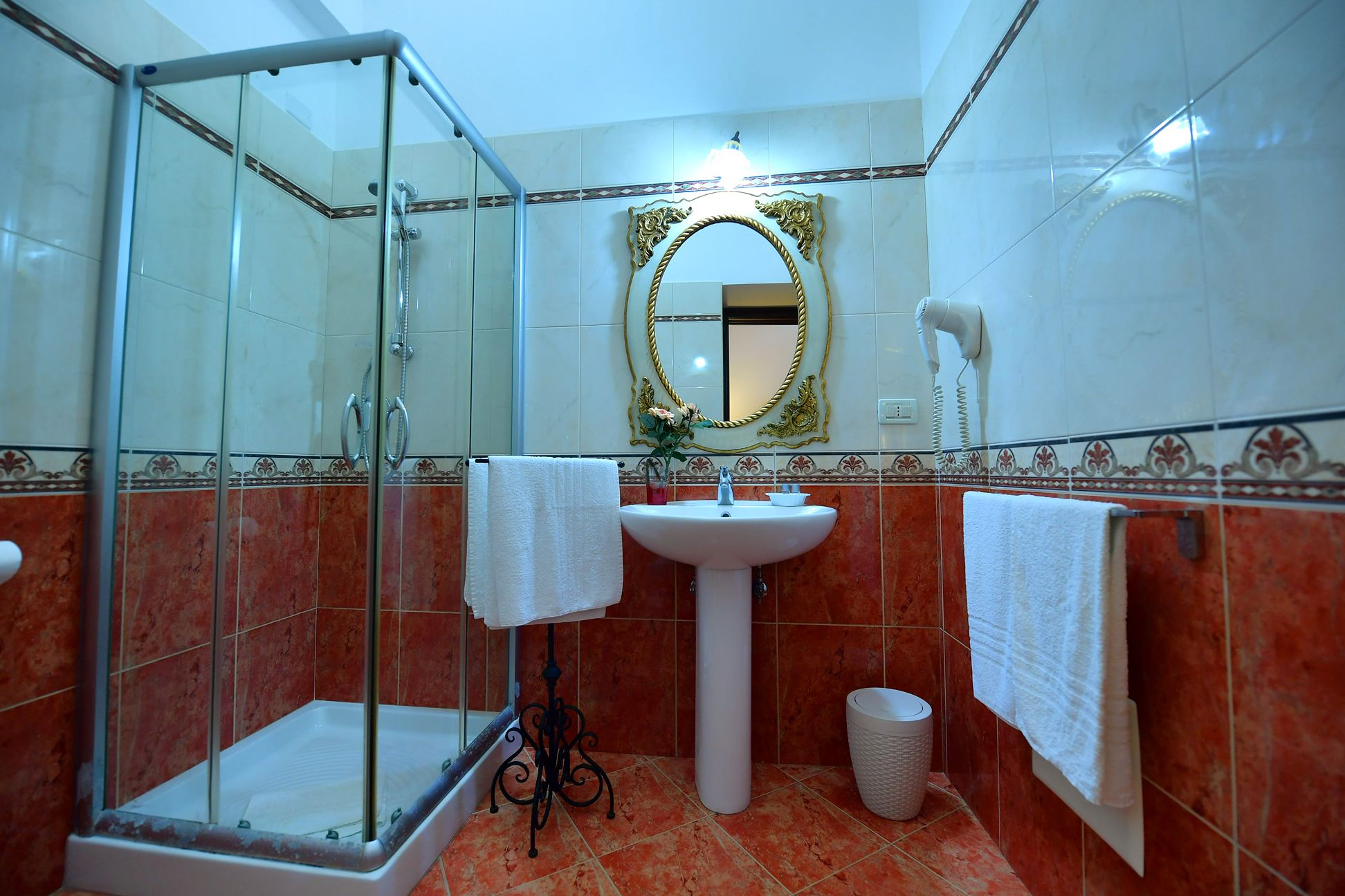 Chambre Quadruple | Salle de bain | Douche, articles de toilette gratuits, sèche-cheveux, bidet