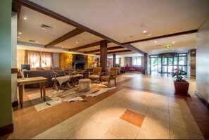 Área de estar no saguão