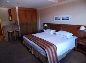 Apartamento básico, varias camas, vistas a la ciudad | Escritorio, cuna de viaje, wifi gratis y ropa de cama